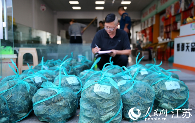 打包待发货的洪泽湖大闸蟹。人民网 马晓波摄