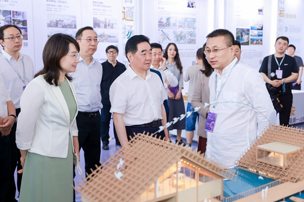 与会嘉宾参观优秀作品展。江苏省住建厅供图