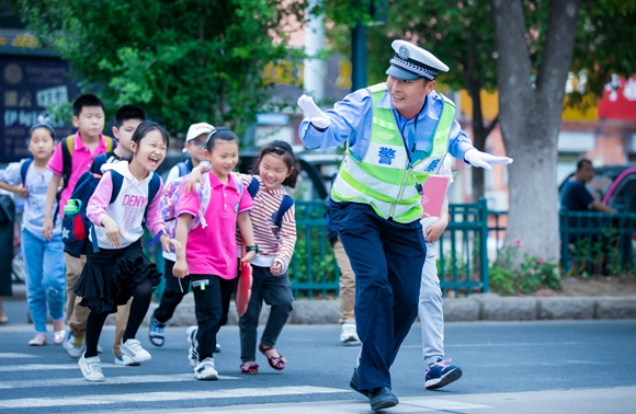 侍东亮在护学工作中。灌云县委宣传部供图